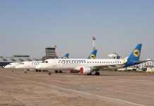 Embraer 190 МАУ на хранении на перроне около терминала B