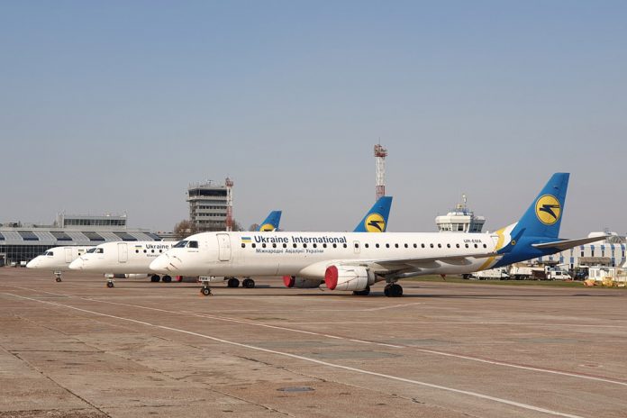 Embraer 190 МАУ на хранении на перроне около терминала B