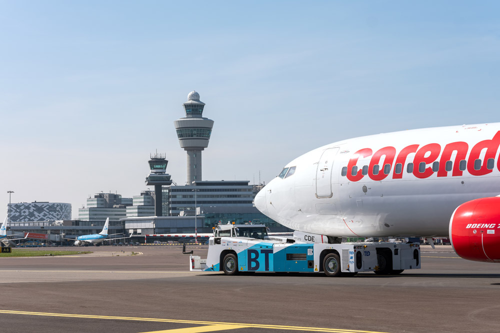 Тягач taxibot буксирует самолет Boeing 737 Corendon Dutch Airlines