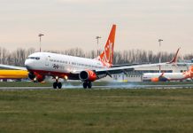 Boieng 737-800 SkyUp заходит на посадку в аэропорту Варшавы