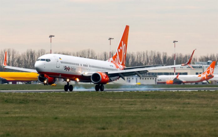 Boieng 737-800 SkyUp заходит на посадку в аэропорту Варшавы