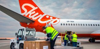 Выгрузка грузов из Boeing 737-800 SkyUp