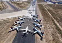 Вид на запаркованную самолетами взлетно-посадочную полосу аэропорта Викторвилла Southern California Logistics Airport
