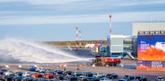 Автокинотеатр на перроне в аэропорту Вильнюса