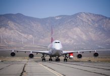 Ракета LauncherOne под крылом Boeing 747-400