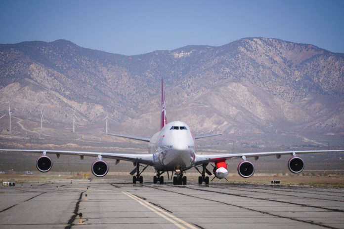 Ракета LauncherOne под крылом Boeing 747-400