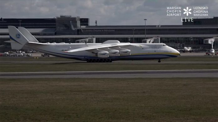Ан-225 Мрия после приземления в Варшаве