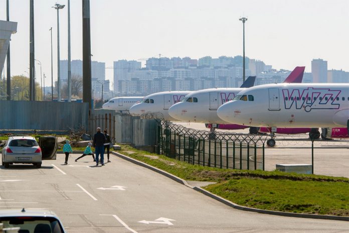 Самолеты Wizz Air на стоянке в аэропорту 