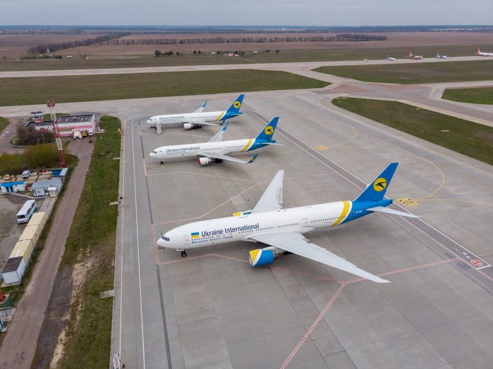 Дальнемагистральный флот МАУ - Boeing 767 и Boeing 777 - на стоянках в аэропорту Борисполь