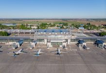 Центральная часть терминала D в аэропорту Борисполь и припаркованные самолеты