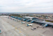Вид с высоты на терминал D и перрон с самолетами МАУ в аэропорту Борисполь