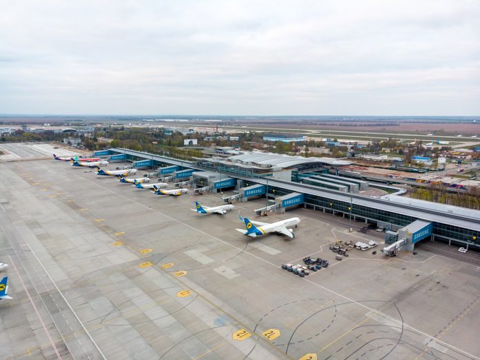 Вид с высоты на терминал D и перрон с самолетами МАУ в аэропорту Борисполь