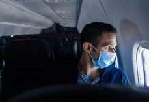 Пассажир в маске на борту самолета