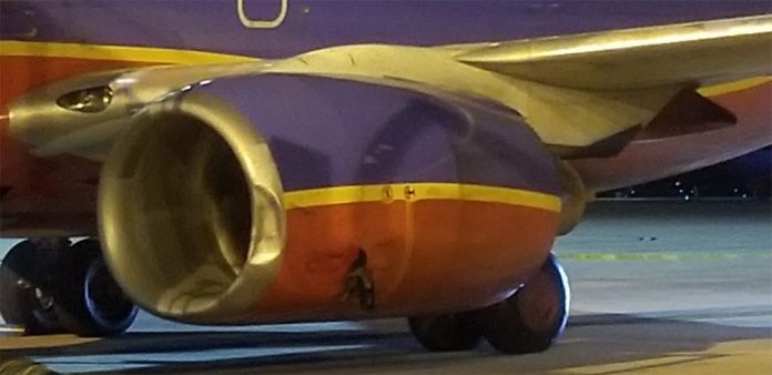 Вмятина на двигателе Boeing 737 Southwest Airlines после столкновения с пешеходом на полосе на полосе аэропорта Остин Бергстром