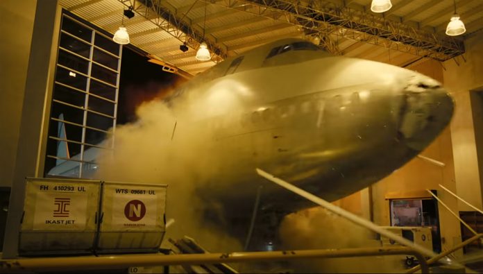 Boeing 747 въезжает в импровизированный терминал в фильме 