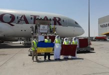 Boeing 787 Qatar Airways с товарами медицинского назначения в Дохе перед вылетом в Киев