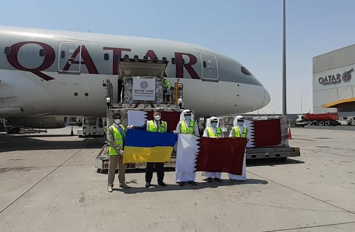 Boeing 787 Qatar Airways с товарами медицинского назначения в Дохе перед вылетом в Киев