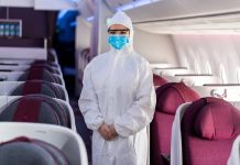 Бортпроводник Qatar Airways в защитном костюме, маске и очках