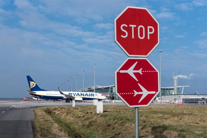 Boeing 737-800 Ryanair и знак STOP