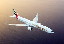 Boeing 777-300ER Emirates в полете