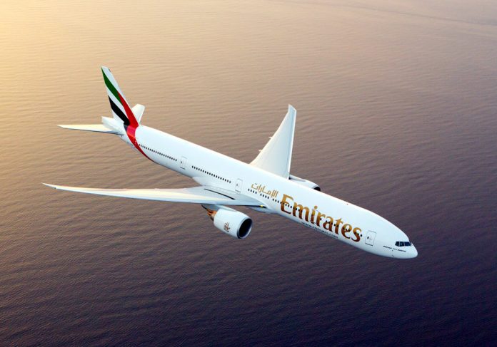 Boeing 777-300ER Emirates в полете