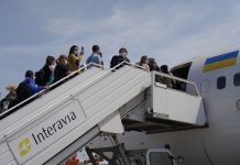Посадка пассажиров в самолет МАУ