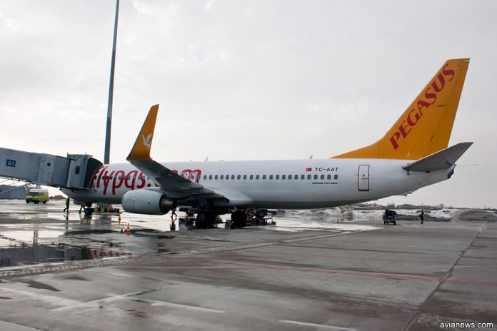 Boeing 737-800 Pegasus Airlines у телетрапа