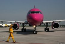 Самолет Airbus A320 с двигателями предыдущего поколения