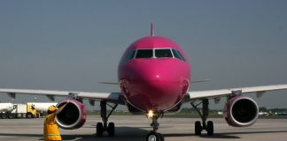 Самолет Airbus A320 с двигателями предыдущего поколения