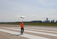 Запуск беспилотника с полосы в аэропорту Схипхол