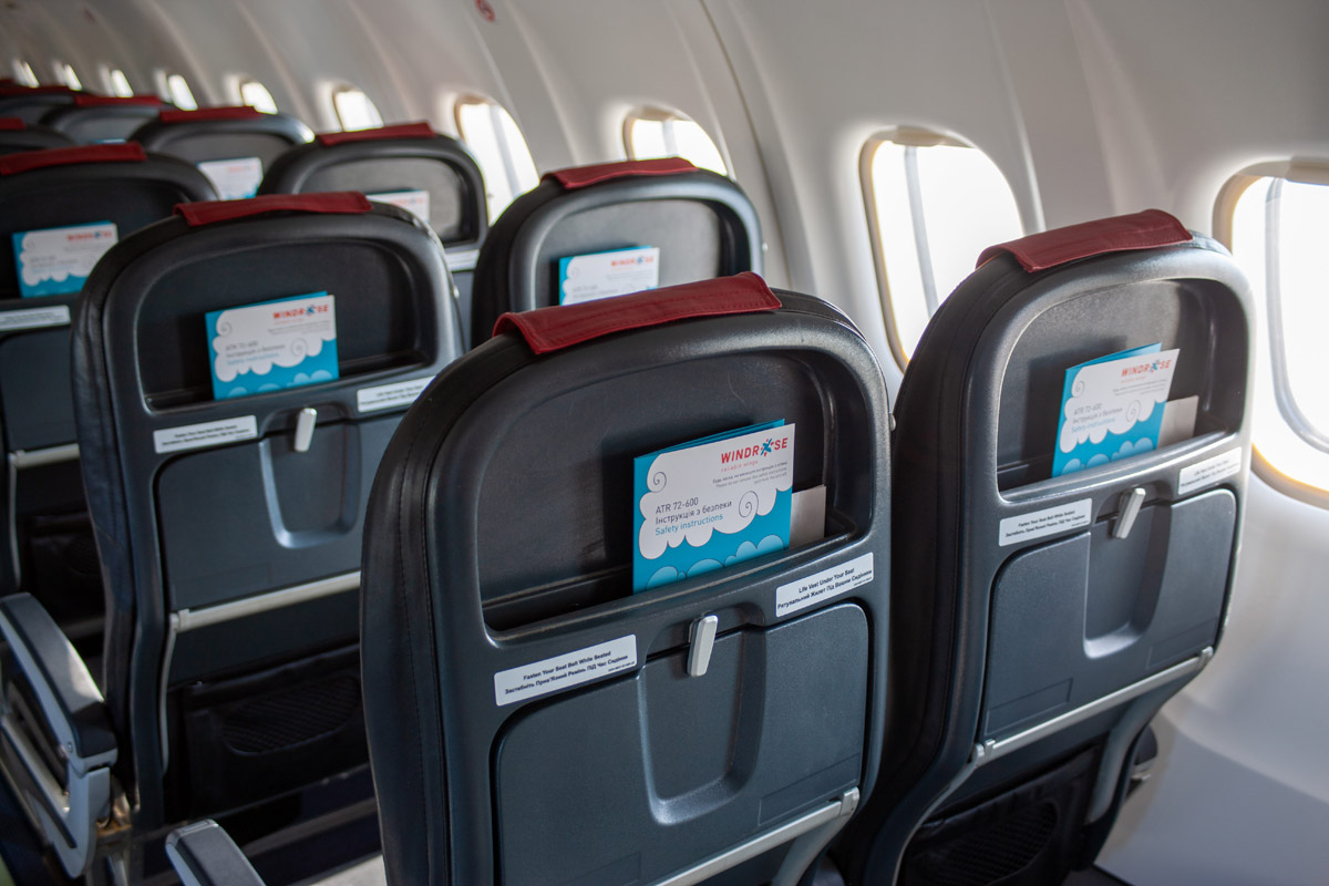 В ATR 72-600 "Роза Ветров" установлены тонкие кресла новой конструкции с кармашком для литературы сверху