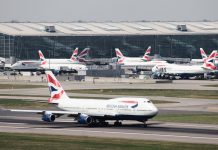 Boeing 747-400 British Airways на взлетно-посадочной полосе аэропорта Хитроу