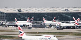 Boeing 747-400 British Airways на взлетно-посадочной полосе аэропорта Хитроу