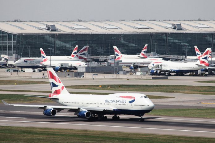 Boeing 747-400 British Airways на взлетно-посадочной полосе аэропорта Хитроу