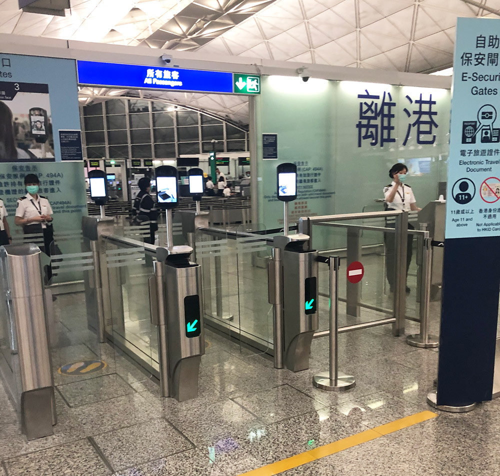 Контроль в аэропорту Гонконга