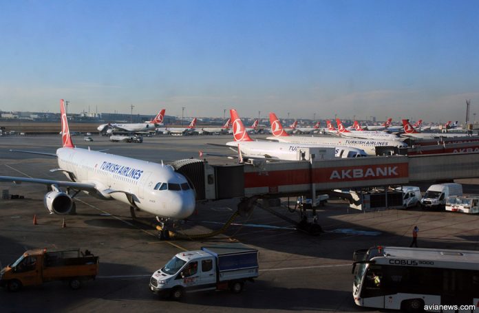 Самолеты Turkish Airlines на стоянке в аэропорту Стамбула