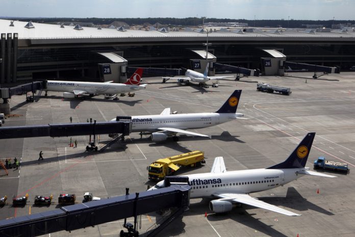 Перрон аэропорта Внуково с самолетами Turkish Airlines и Lufthansa