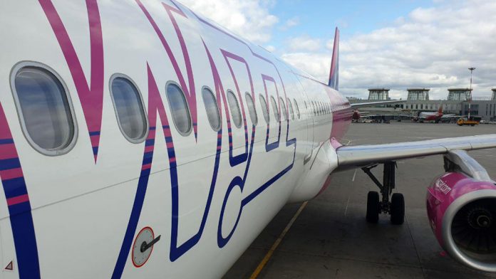 Airbus A321 Wizz Air в аэропорту Санкт-Петербурга Пулково