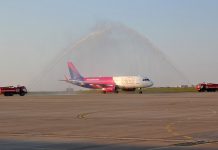 Водный салют для самолета Wizz Air в аэропорту Харьков в честь открытия новых рейсов