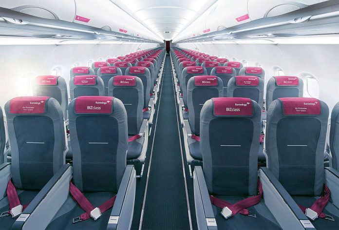 Салон самолета Eurowings с пустыми креслами
