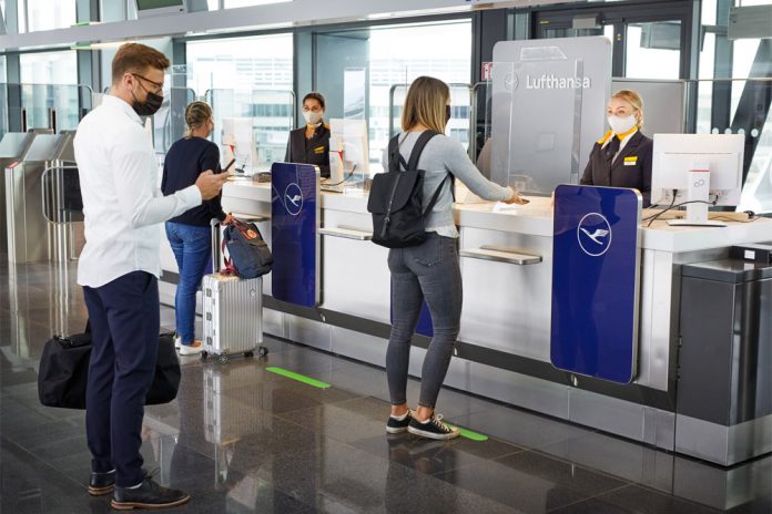 Пассажиры у стойки Lufthansa в аэропорту