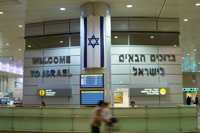 Надпись Welcome to Israel в аэропорту Бен-Гуриона в Тель-Авиве