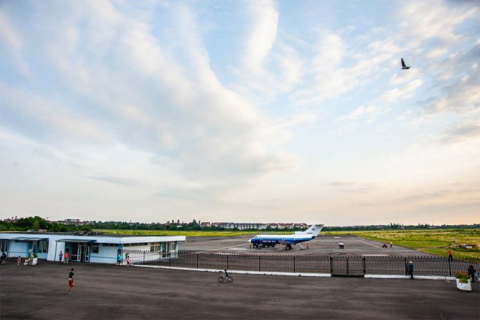 Як-40 на перроне аэропорта Ужгород