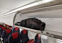 Рюкзак на багажній полиці в салоні літака ATR 72-600 Windrose