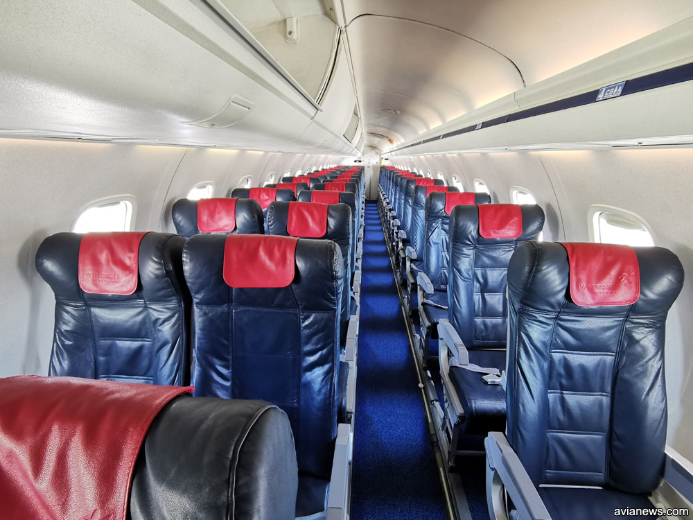 Салон Embraer 145