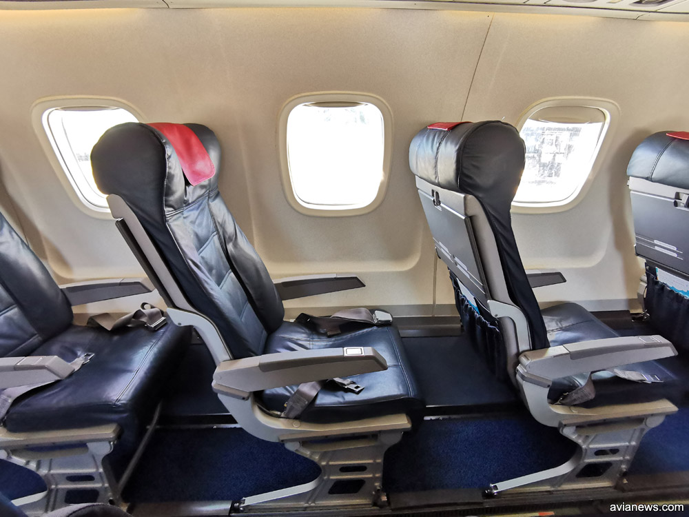 Салон Embraer 145