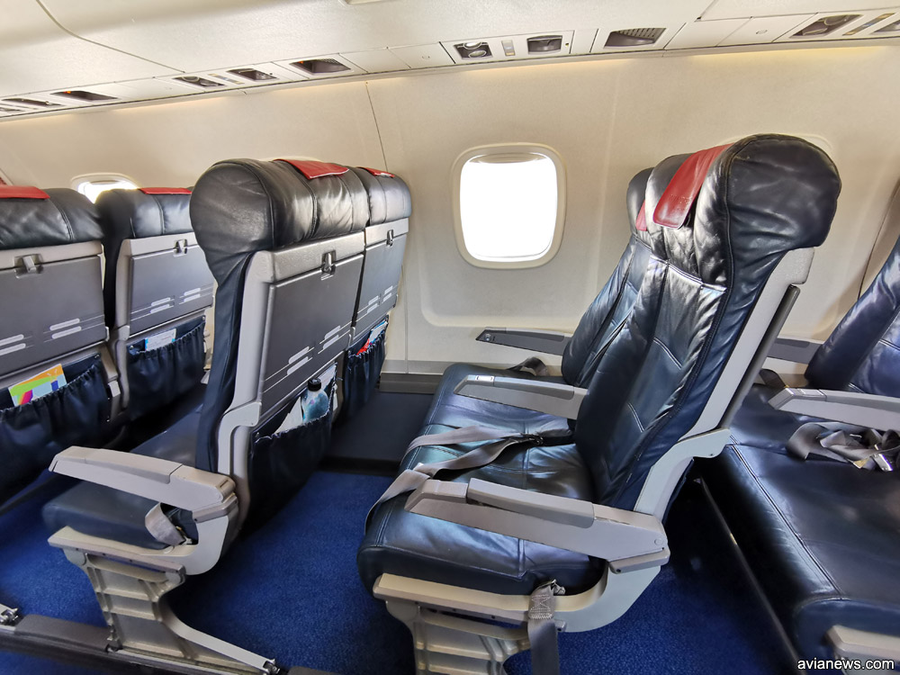 Салон Embraer 145