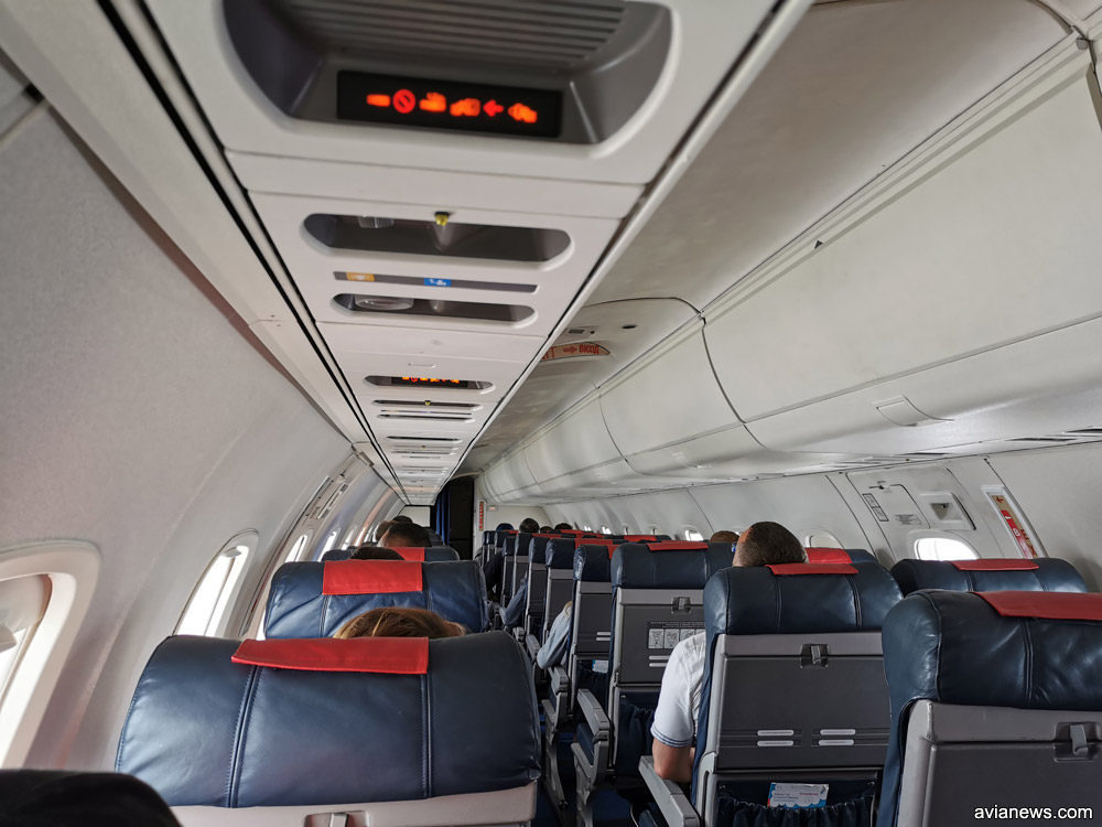 Салон Embraer 145