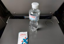 "Роза Ветров" предоставляет на внутренних рейсах бутылку воды и салфетку всем пассажирам