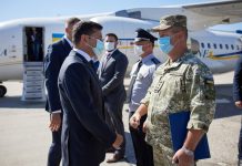 Президент Украины Владимир Зеленский на фоне Ан-148 после приземления в аэропорту Полтава